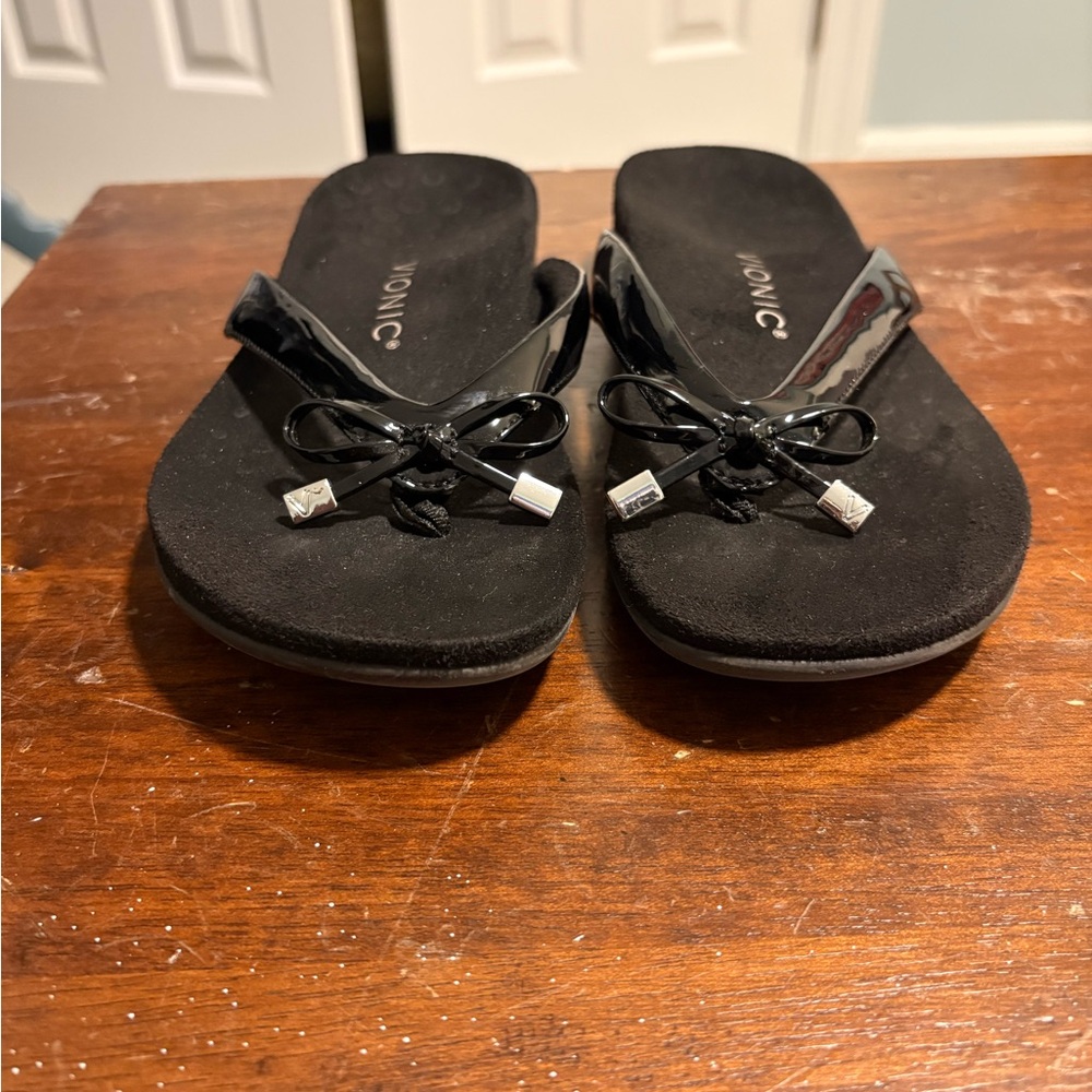 Vionic Black Patent Bow Thong Sandals with Silver Accents